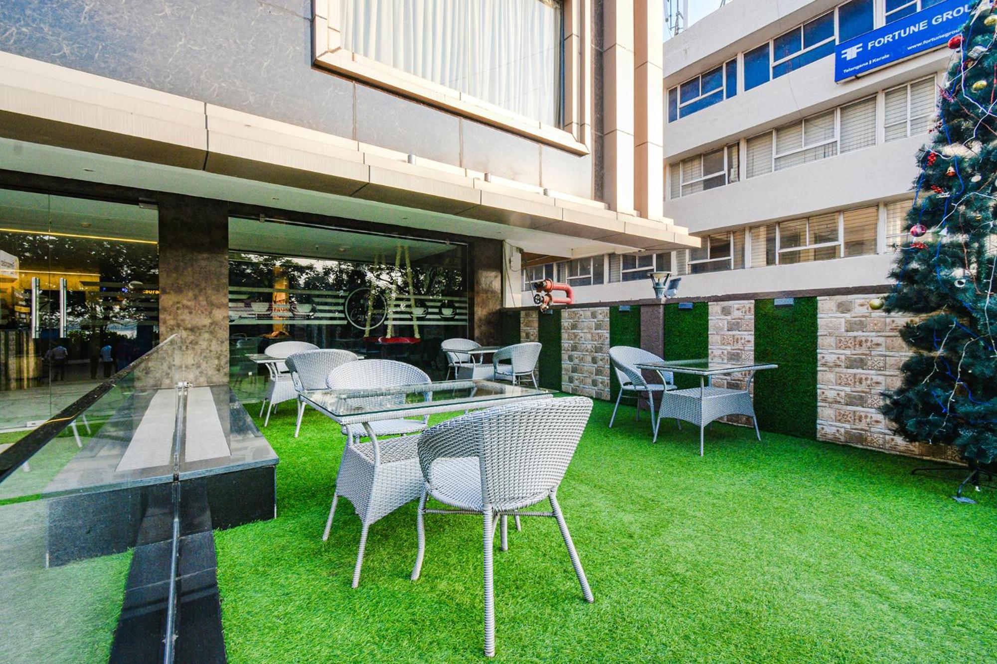 Treebo Premium Seven Lake View Hyderabad Exterior photo