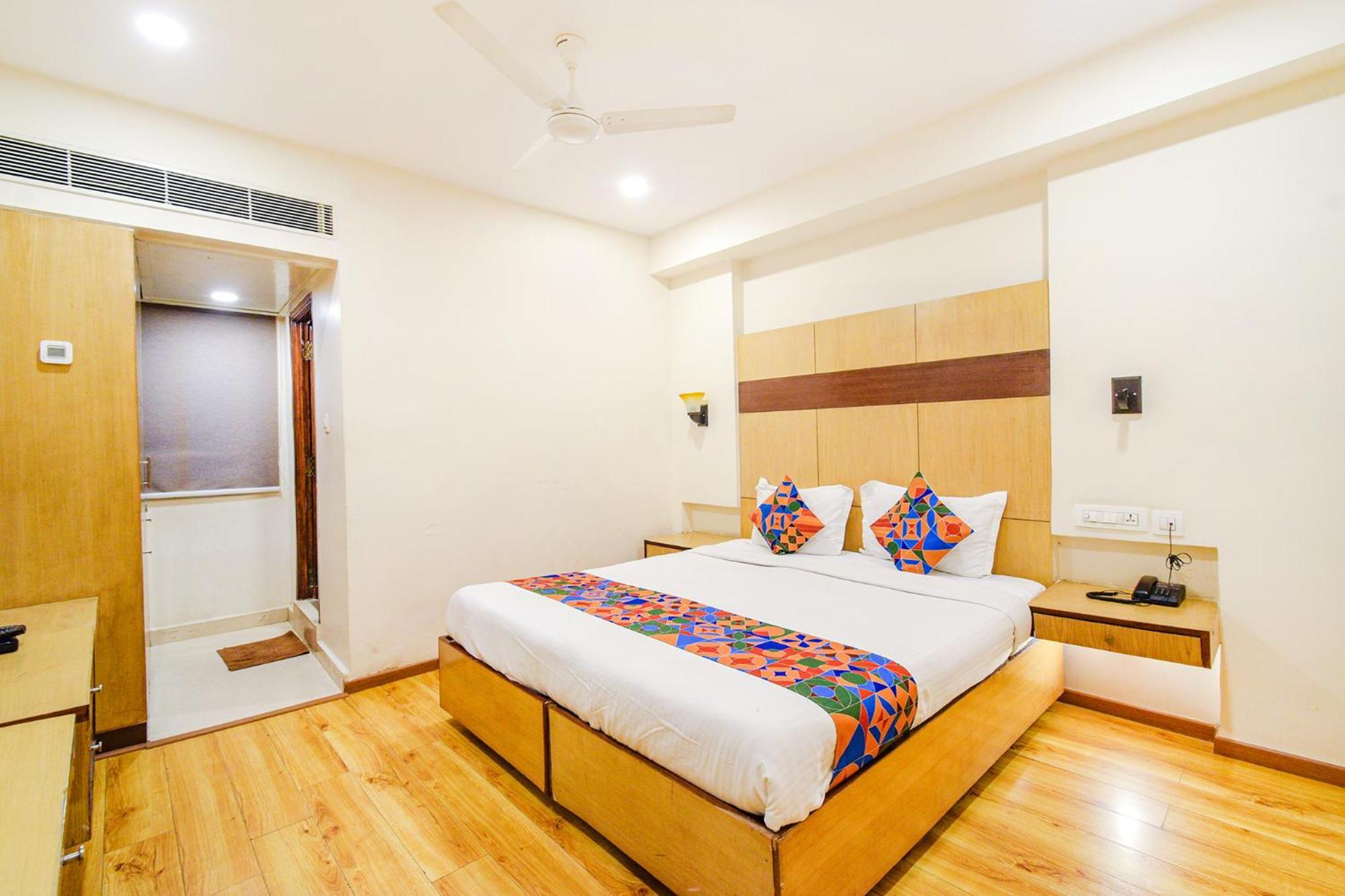 Treebo Premium Seven Lake View Hyderabad Exterior photo