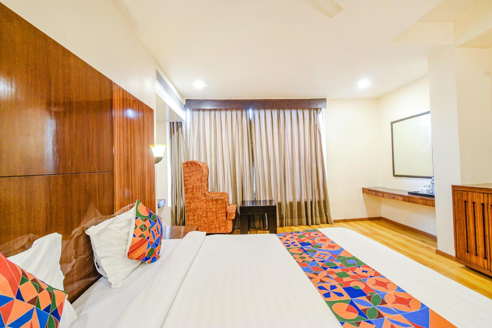 Treebo Premium Seven Lake View Hyderabad Exterior photo