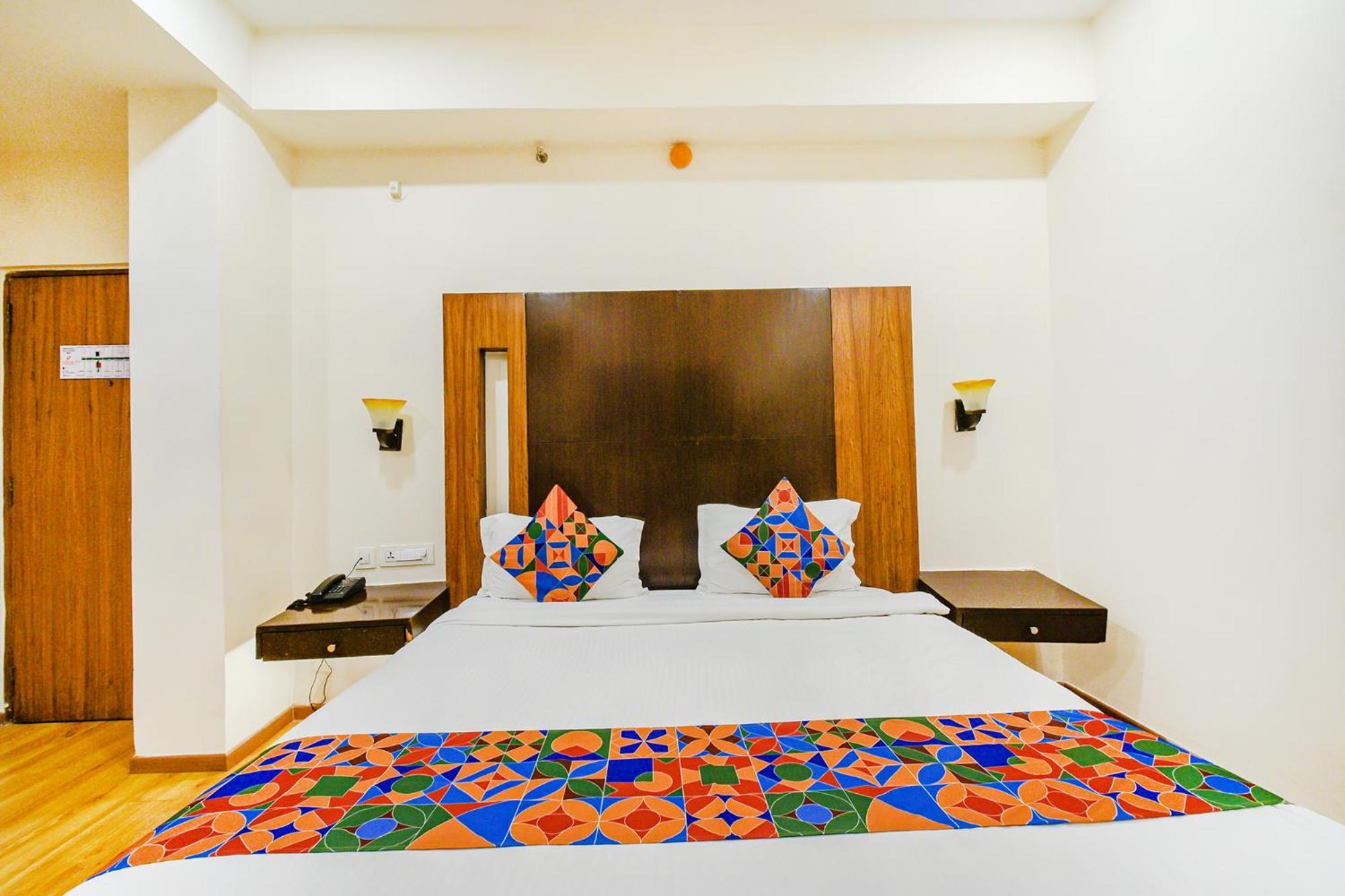 Treebo Premium Seven Lake View Hyderabad Exterior photo