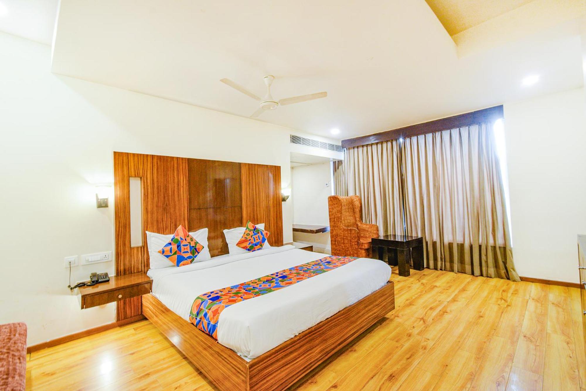 Treebo Premium Seven Lake View Hyderabad Exterior photo