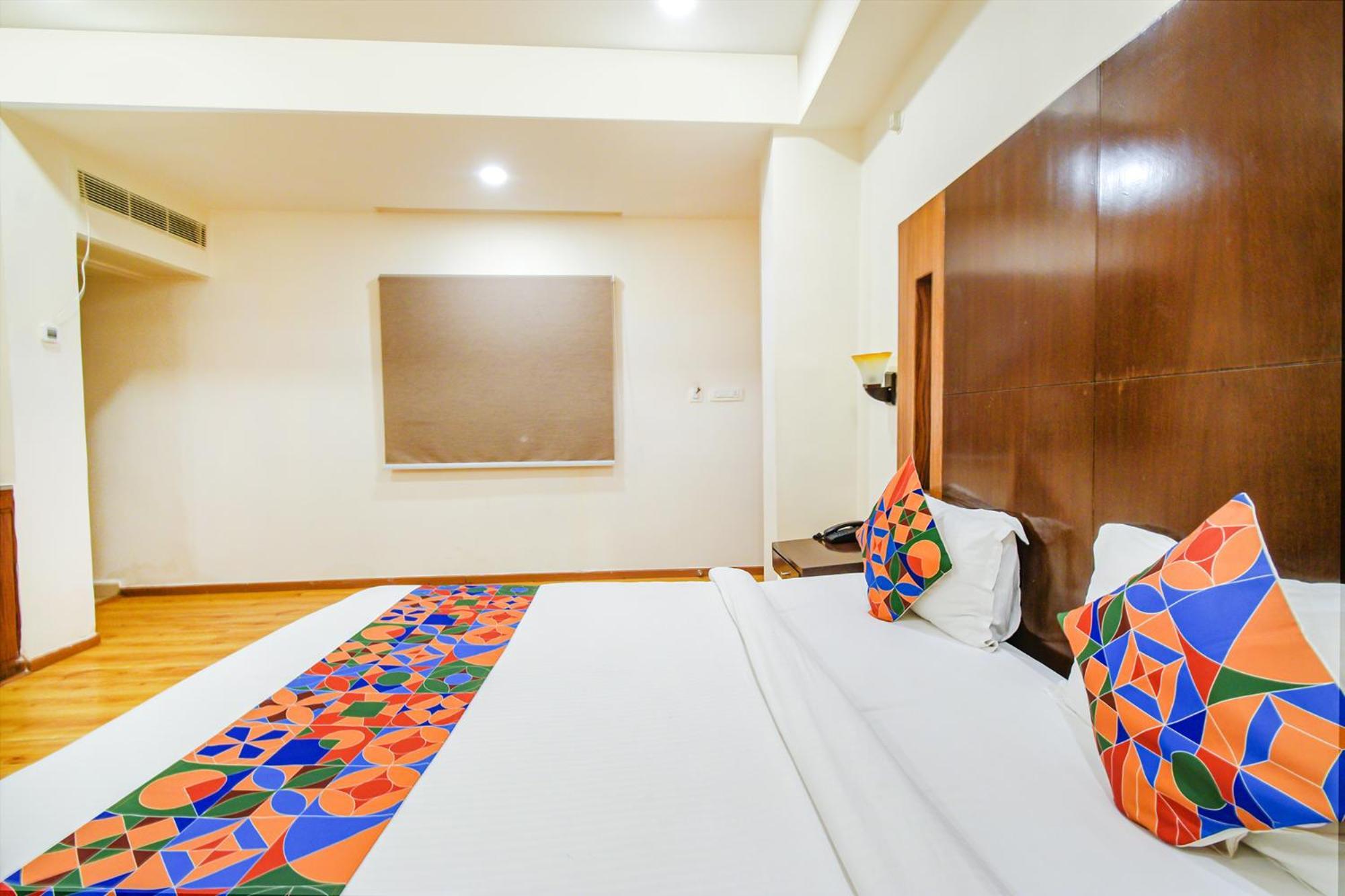Treebo Premium Seven Lake View Hyderabad Exterior photo