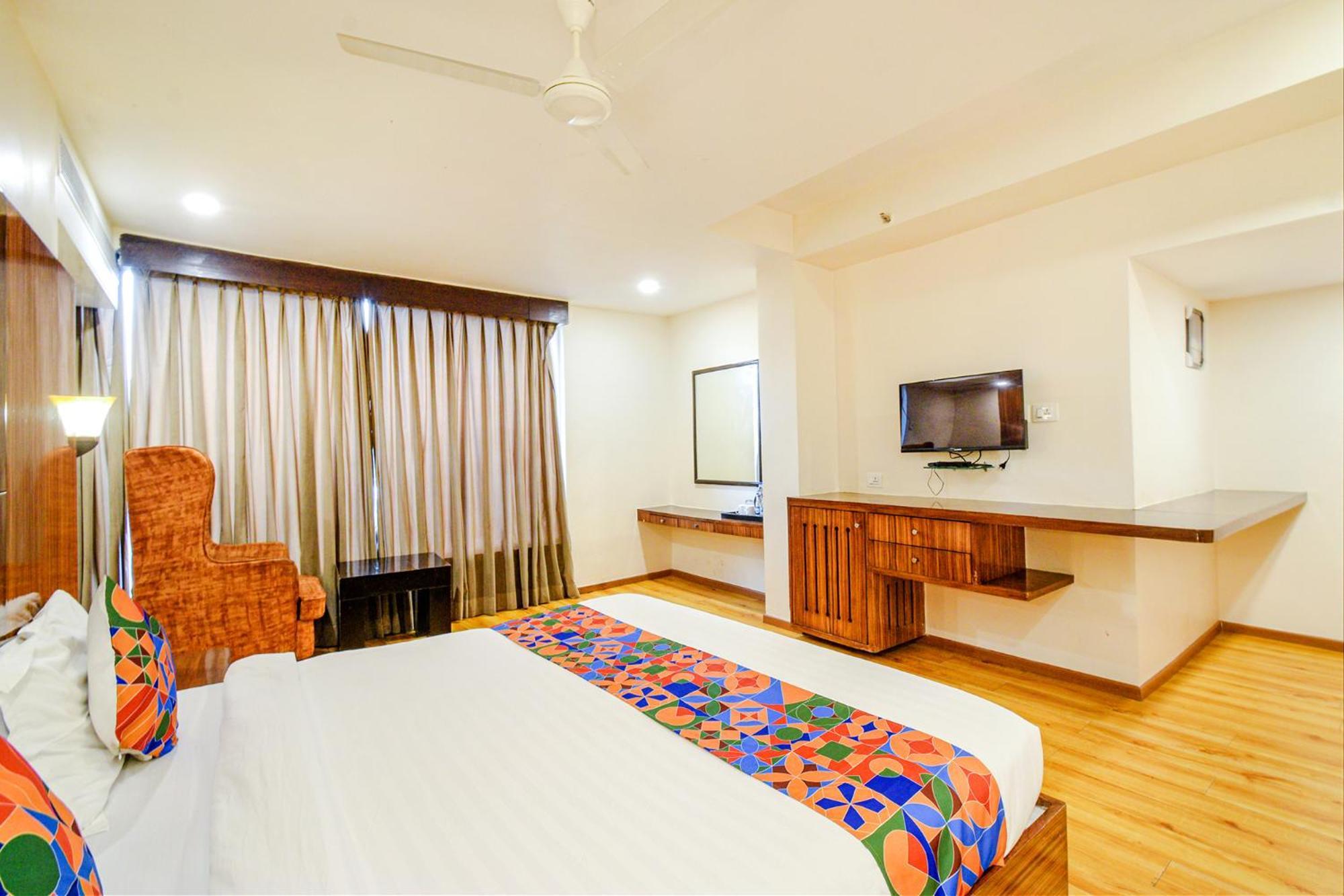 Treebo Premium Seven Lake View Hyderabad Exterior photo