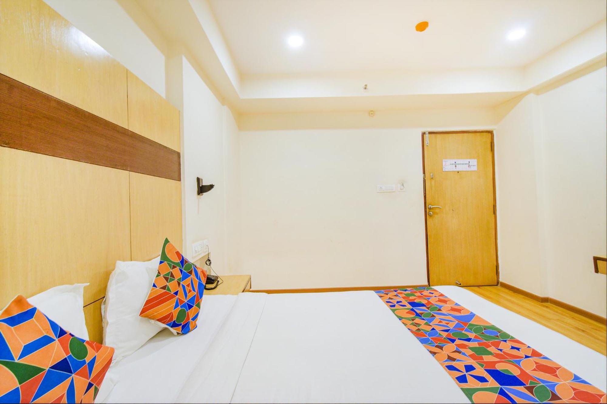 Treebo Premium Seven Lake View Hyderabad Exterior photo