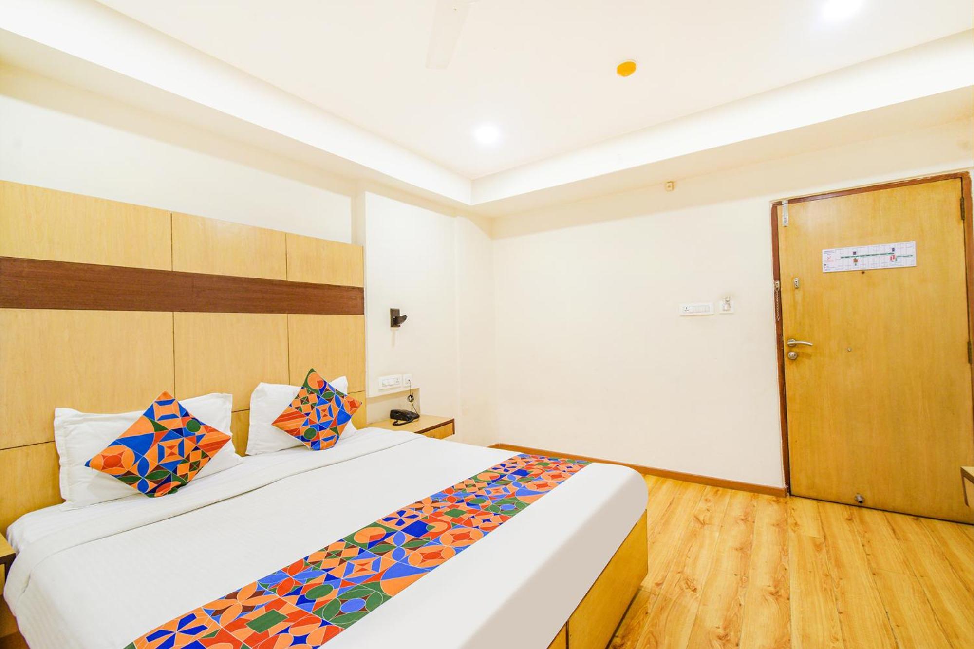 Treebo Premium Seven Lake View Hyderabad Exterior photo