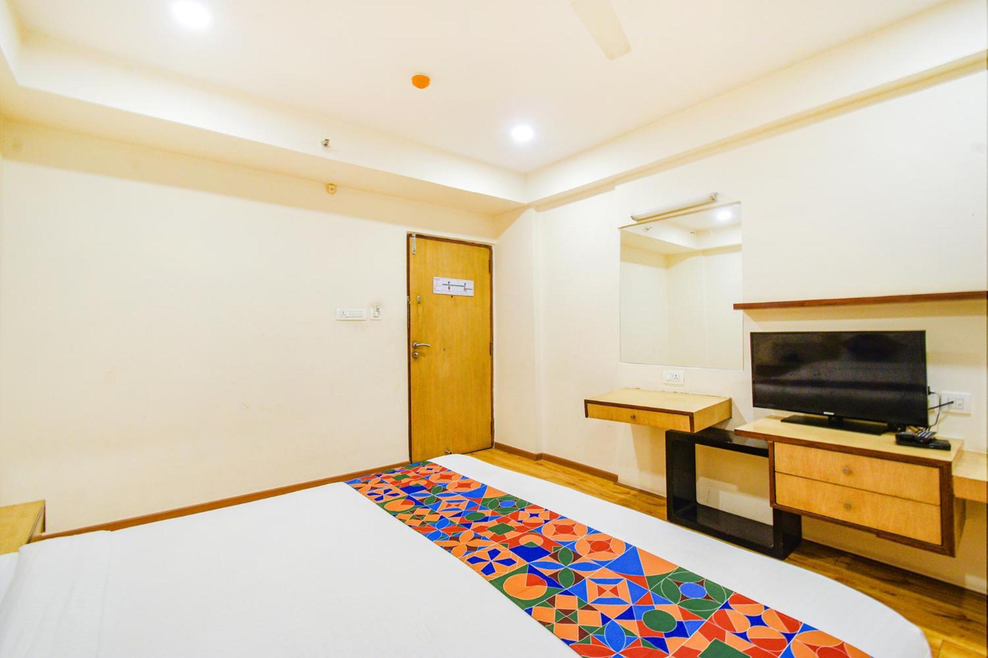 Treebo Premium Seven Lake View Hyderabad Exterior photo
