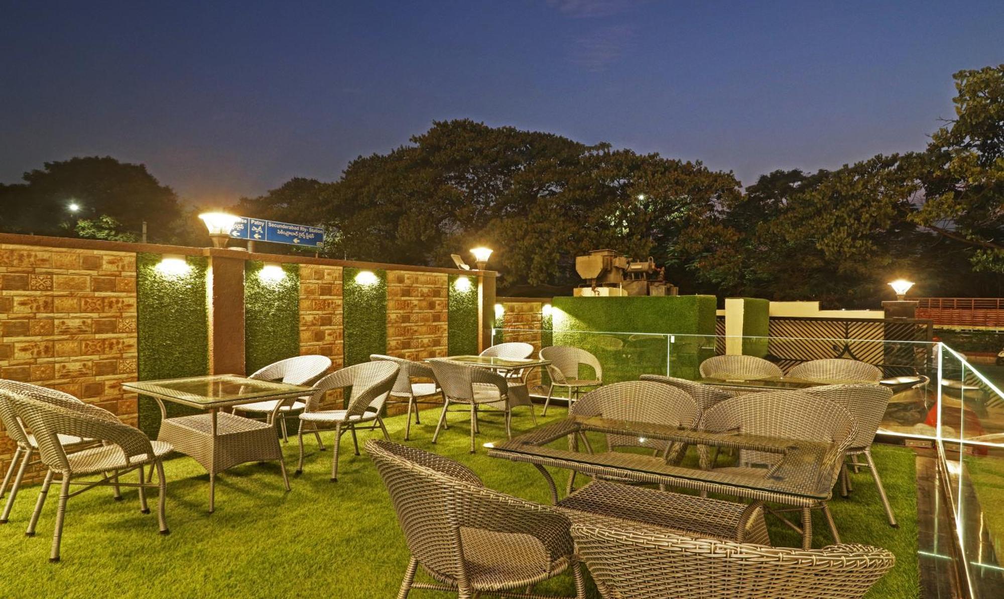 Treebo Premium Seven Lake View Hyderabad Exterior photo