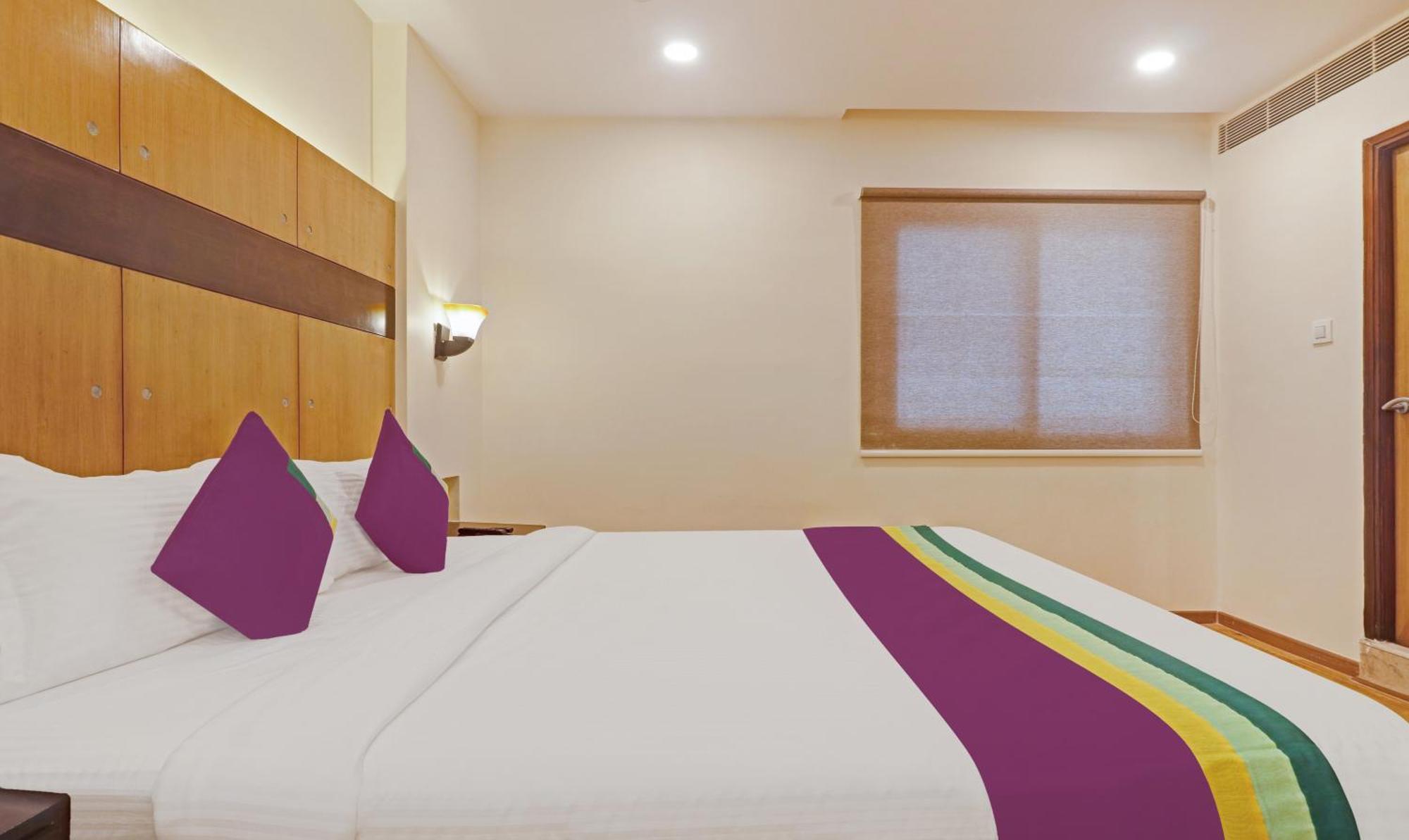 Treebo Premium Seven Lake View Hyderabad Exterior photo