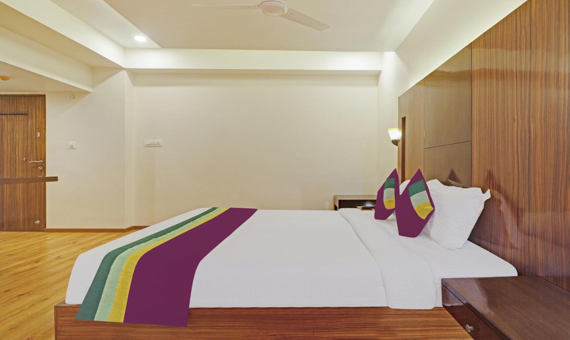 Treebo Premium Seven Lake View Hyderabad Exterior photo